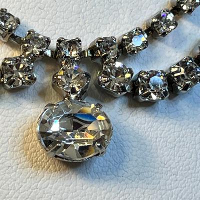 LOVELY RHINESTONE NECKLACE WITH BIG ACCENT STONE