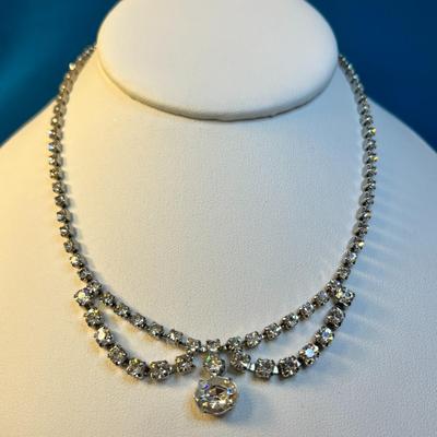 LOVELY RHINESTONE NECKLACE WITH BIG ACCENT STONE