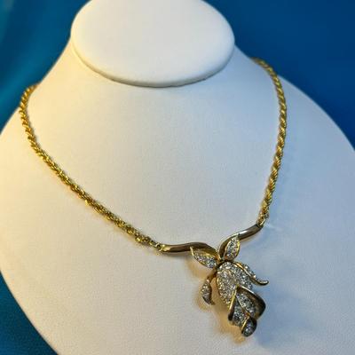 ELEGANT GOLD TONE & RHINESTONE ROSE BUD NECKLACE WITH TWISTED CHAIN