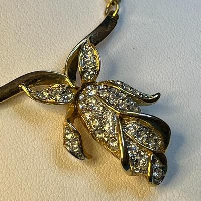 ELEGANT GOLD TONE & RHINESTONE ROSE BUD NECKLACE WITH TWISTED CHAIN