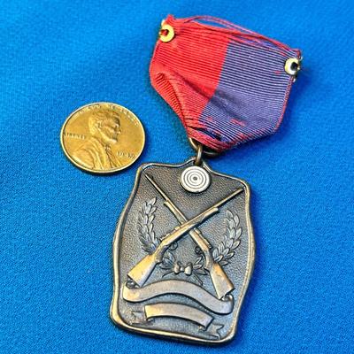 BRONZE-LIKE VINTAGE MARKSMAN MEDAL WITH RIBBON PIN