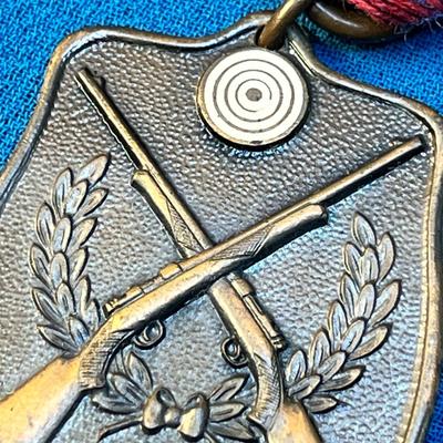 BRONZE-LIKE VINTAGE MARKSMAN MEDAL WITH RIBBON PIN