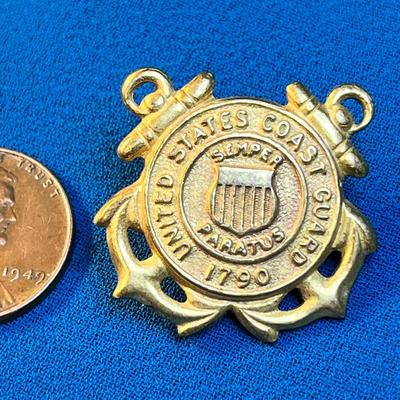 GOLD TONE METAL U.S. COAST GUARD LAPEL PIN