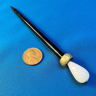 INTERESTING HAIR PIN WITH PEARLY TIP AND FANCY EMBOSSED GOLD TONE BAND