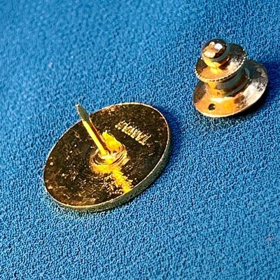 GOLD TONE EMBOSSED GOLFER LAPEL PIN