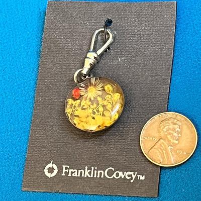 FRANKLIN COVEY FLOWERS ENCASED IN RESIN ZIP CHARM