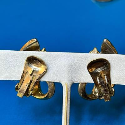 VINTAGE GOLD TONE LEAF WITH RHINESTONE ACCENT EARRINGS