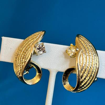 VINTAGE GOLD TONE LEAF WITH RHINESTONE ACCENT EARRINGS