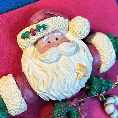SANTA HOLDING STRING OF ORNAMENTS PIN