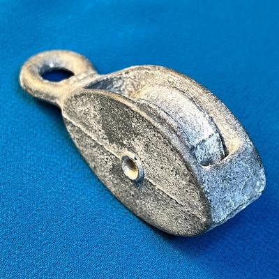 VINTAGE SMALL METAL PULLEY