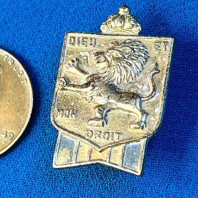 GOLD TONE METAL EMBOSSED â€œDIEU ET MON DROITâ€ STANDING LION PIN
