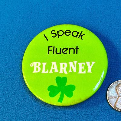 BRIGHT GREEN â€œI SPEAK FLUENT BLARNEYâ€ PINBACK BUTTON