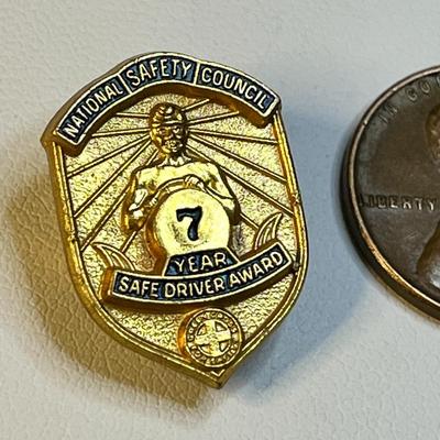 GOLD TONE ENAMELED NATIONAL SAFETY COUNCIL 7 YEAR SAFE DRIVER AWARD PIN