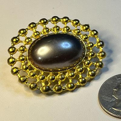 VINTAGE OVAL FAUX GREY PEARL CENTER WITH GOLD TONE BEAD-LIKE SURROUND BROOCH