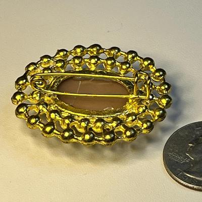 VINTAGE OVAL FAUX GREY PEARL CENTER WITH GOLD TONE BEAD-LIKE SURROUND BROOCH
