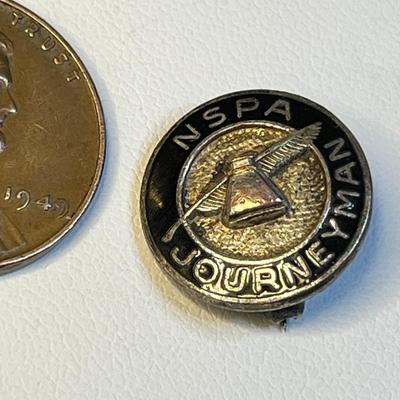 ENAMELED SILVER TONE NSPA (NATIONAL SCHOLASTIC PRESS ASSOCIATION) JOURNEYMAN PIN