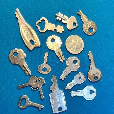 15 COUNT ASSORTMENT OF SMALL KEYS