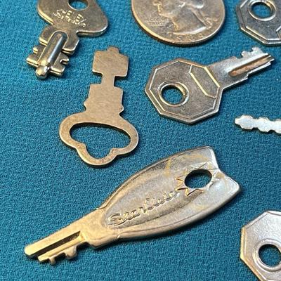 15 COUNT ASSORTMENT OF SMALL KEYS