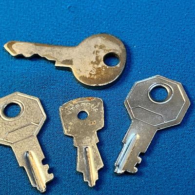 15 COUNT ASSORTMENT OF SMALL KEYS