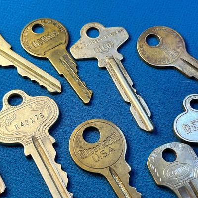 11 COUNT OF ASSORTED KEYS 