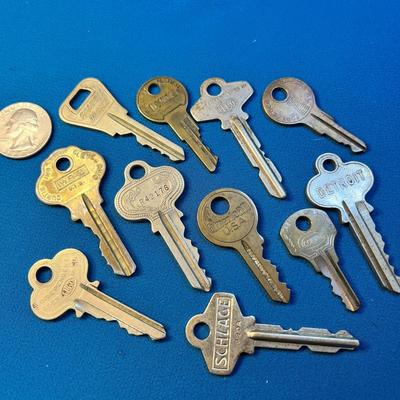 11 COUNT OF ASSORTED KEYS 