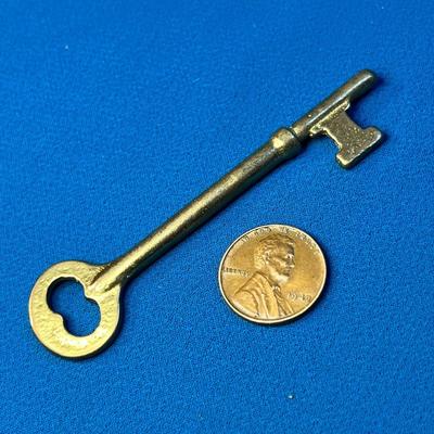 VINTAGE GOLD TONE METAL 3â€ SKELETON KEY