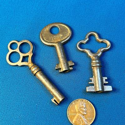 ASSORTED ANTIQUE FUNKY STYLE SKELETON KEYS x 3