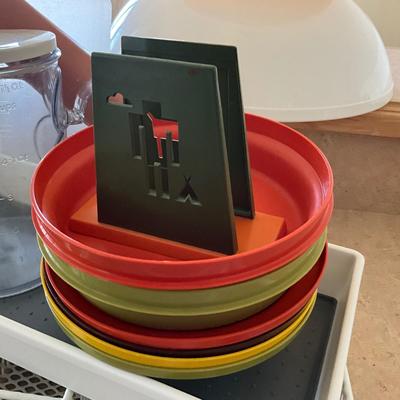 AB1364 Lot of Vintage Tupperware, Blockbuster Bowl and more