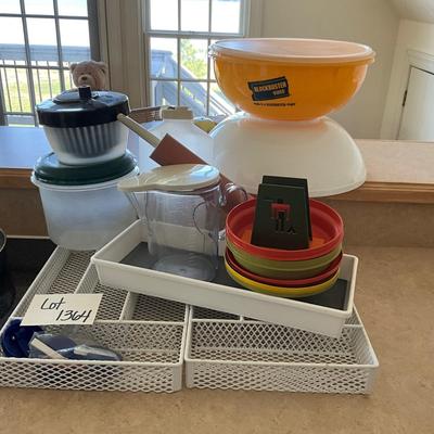 AB1364 Lot of Vintage Tupperware, Blockbuster Bowl and more