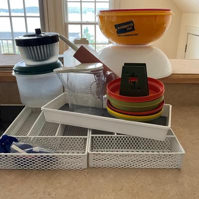 AB1364 Lot of Vintage Tupperware, Blockbuster Bowl and more