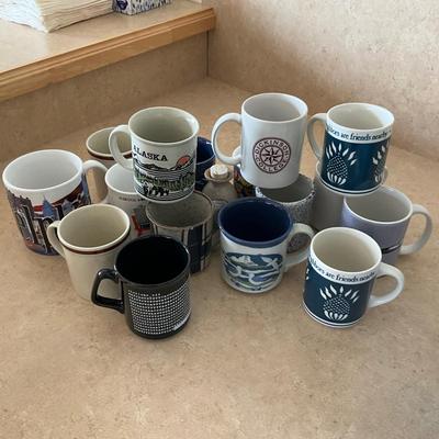 AB1365 Lot of Vintage Coffee Mugs and Two Brookstone Mug Warmers