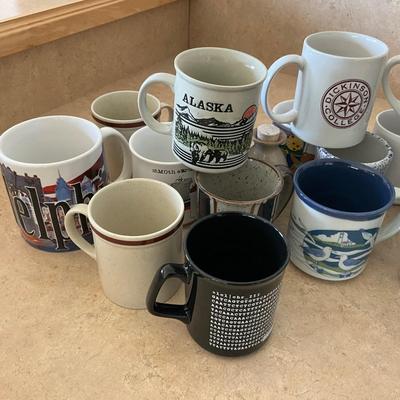 AB1365 Lot of Vintage Coffee Mugs and Two Brookstone Mug Warmers