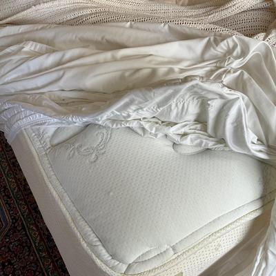 AB1379 Cherry Queen Slat back Headboard with Comforter and Matching Sheets