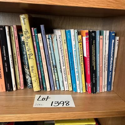 AB1398 Vintage Children's Paperback Books Judy Blume , Louise Fitzhugh, Lois Lenski