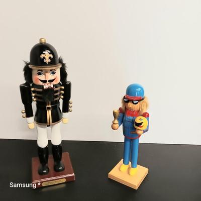 2 Artificial Toys