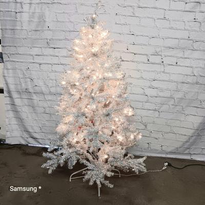 Vickerman 5 foot Sparkle White Spruce Tree