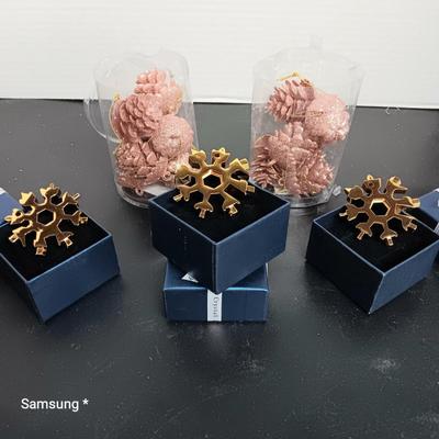 Pine Cones & 3 Snowflake  ornaments