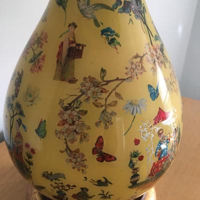 VIntage yellow chinese imperial lamp