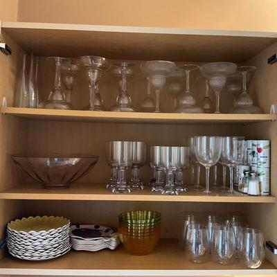MDR1446 Large Lot of Plastic Drinkware and Plates