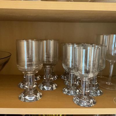 MDR1446 Large Lot of Plastic Drinkware and Plates