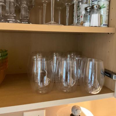 MDR1446 Large Lot of Plastic Drinkware and Plates