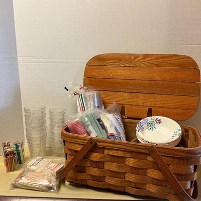 MDR1461 Vintage Picnic Basket with Paper Products