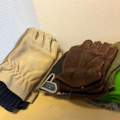 MDR1465 Large lot of Unisex Gloves and North Face Hats