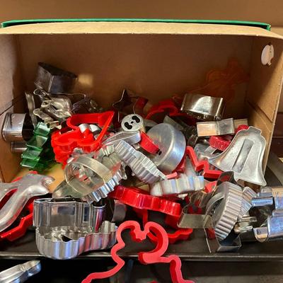 MDR1466 Lot of Cookie Sheet Pans and Cookie Cutters