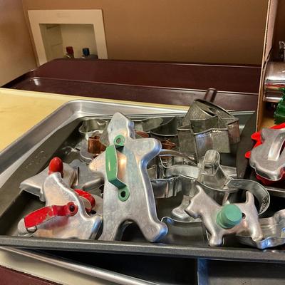 MDR1466 Lot of Cookie Sheet Pans and Cookie Cutters