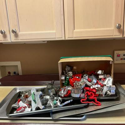 MDR1466 Lot of Cookie Sheet Pans and Cookie Cutters