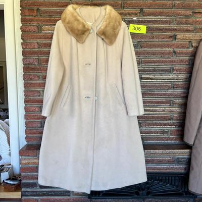 Very fine vintage coat with fur collar!