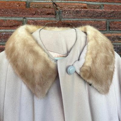 Very fine vintage coat with fur collar!