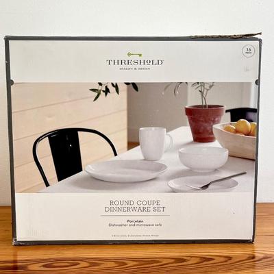 THRESHOLD ~ Round Coupe Dinnerware ~ 4 Piece Place Setting for 4