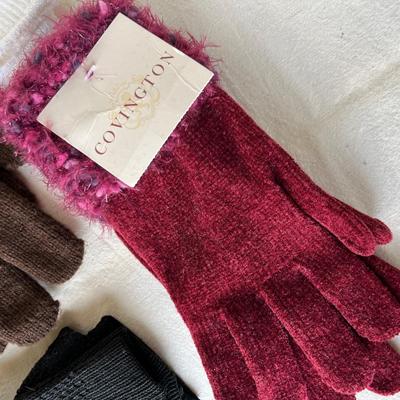 Lot of knit gloves